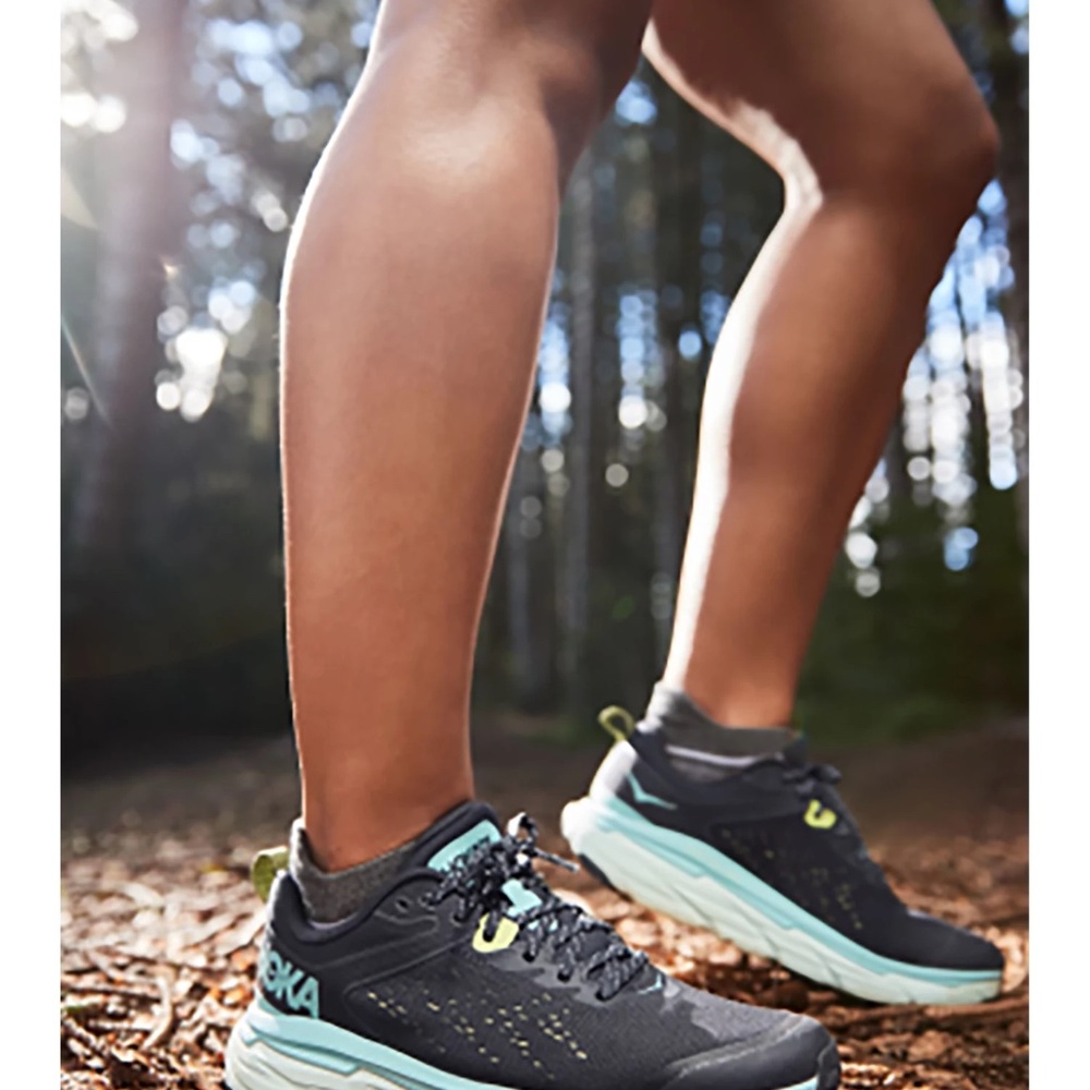 HOKA Women's Challenger ATR 6 Running Shoes (light blue)